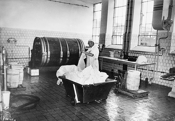 Pracownik przy produkcji w hali